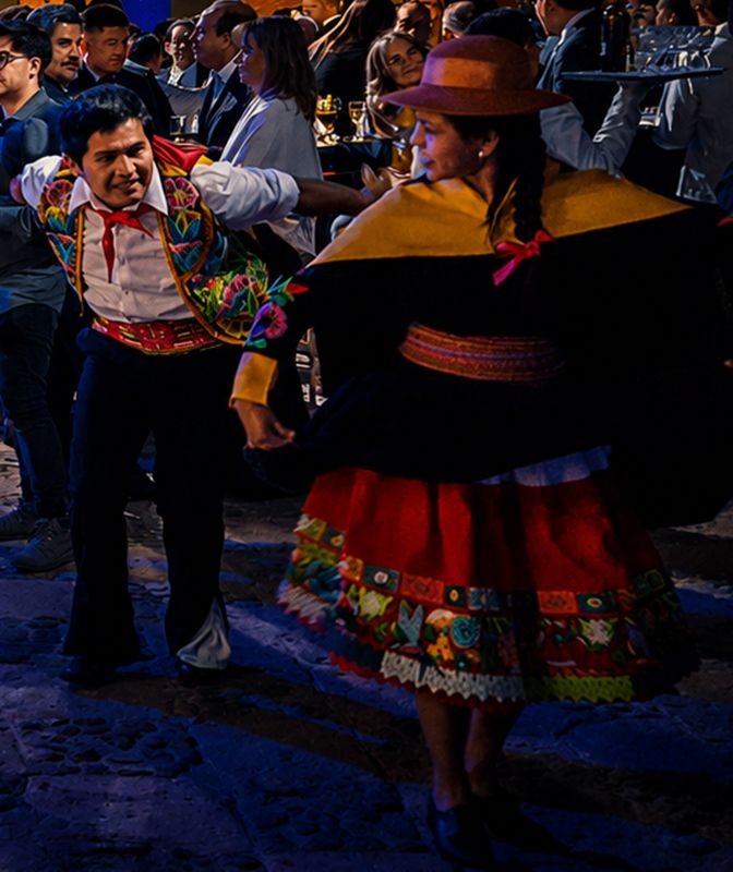 Bailarina de carnaval andino con pollera bordada y sombrero