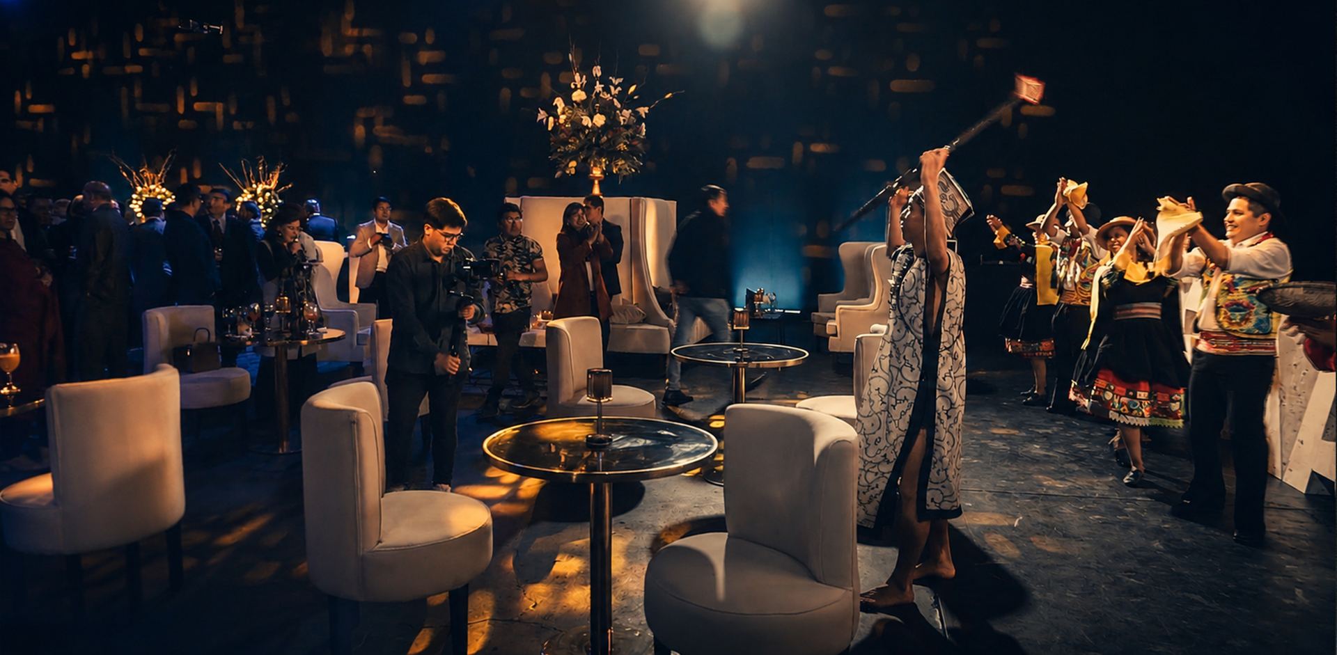 El elenco en escena durante una gala, con un bailarín amazónico al centro
